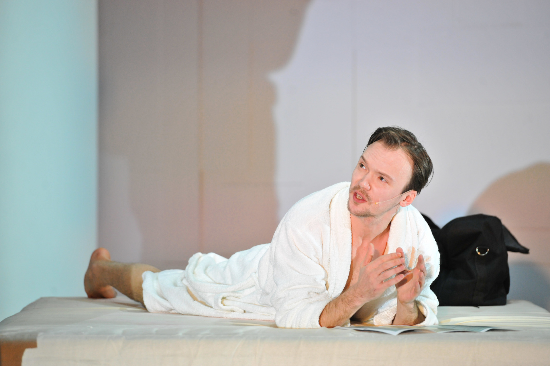 Arturs Krūzkops – Larss izrādē 