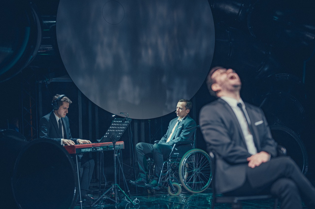 Skats no Krakovas un Kielces teātru kopiestudējuma “Kā es nenogalināju savu tēvu, un cik ļoti to nožēloju” (rež. Mateušs Pakula) // Foto – Klaudyna Schubert