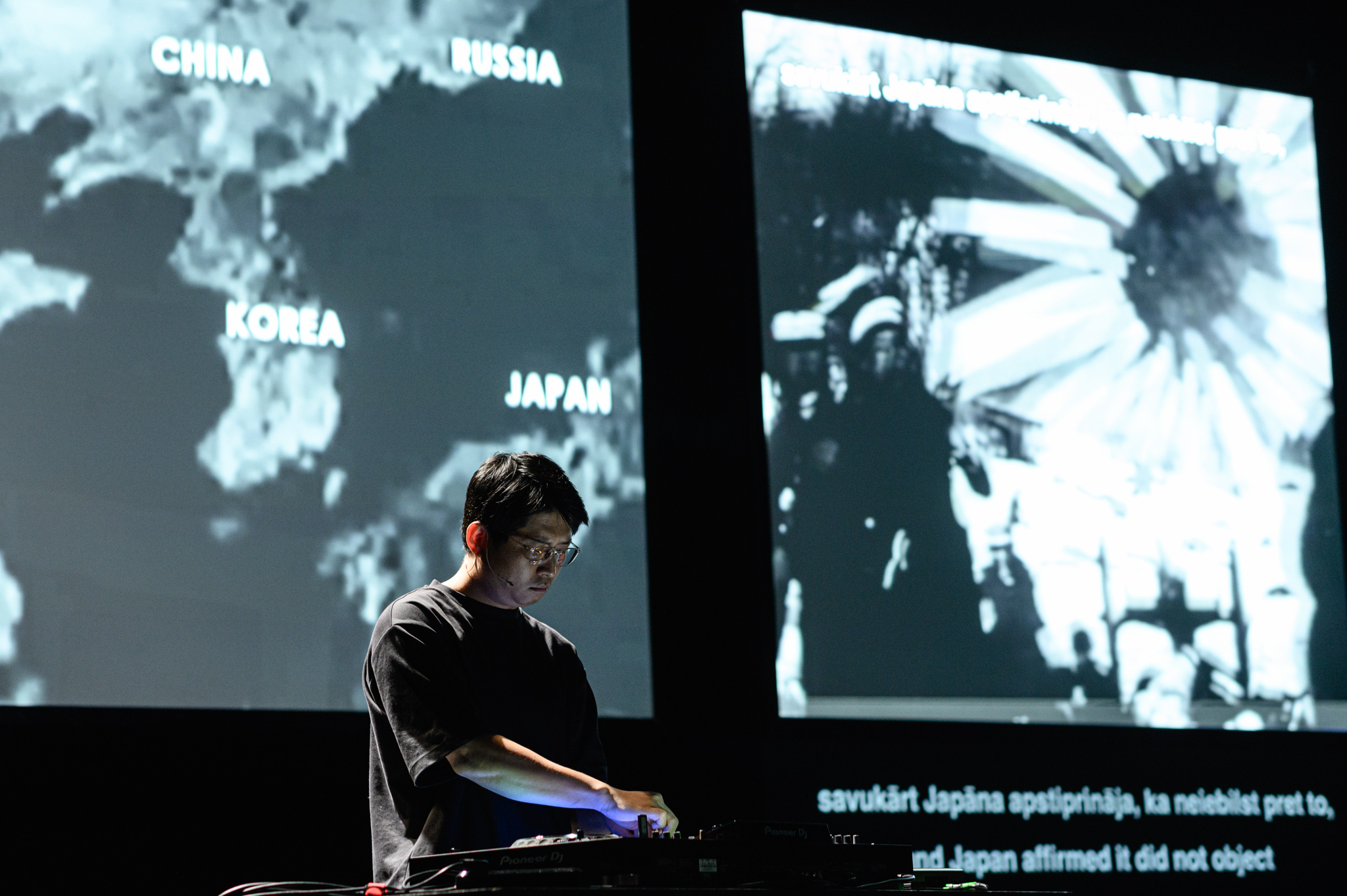 Skats no izrādes “Lallināt un trallināt” (Džaha Kū, Dienvidkoreja) // Foto – Ingus Bajārs