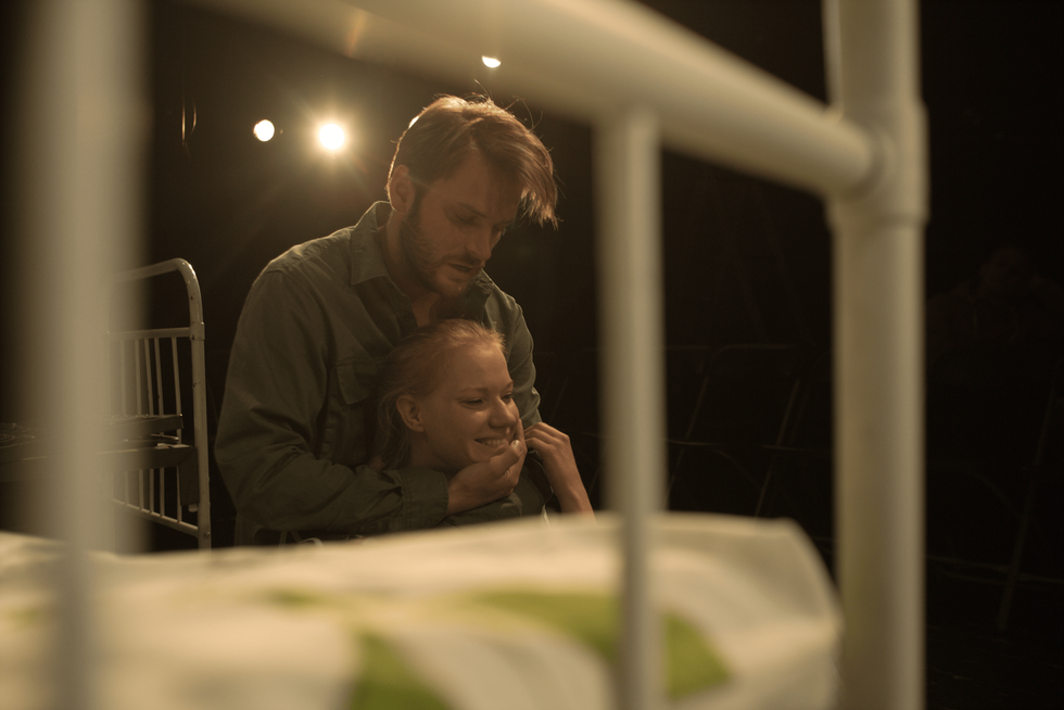 Toms Liepājnieks un Elīna Avotiņa Māras Ribkinskas diplomdarba izrādē 