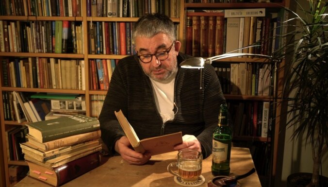 Aktieris Gundars Āboliņš lasa Jarovslava Hašeka romānu 