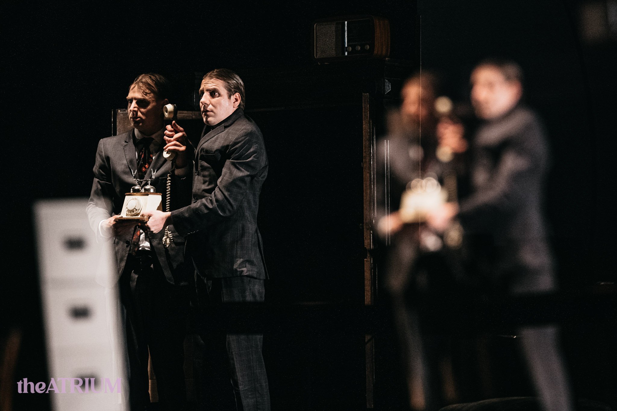 Skats no Kauņas pilsētas kamerteātra izrādes “Kafka insomnia” (rež. Žilvins Vingelis) // Foto – Domas Rimeika