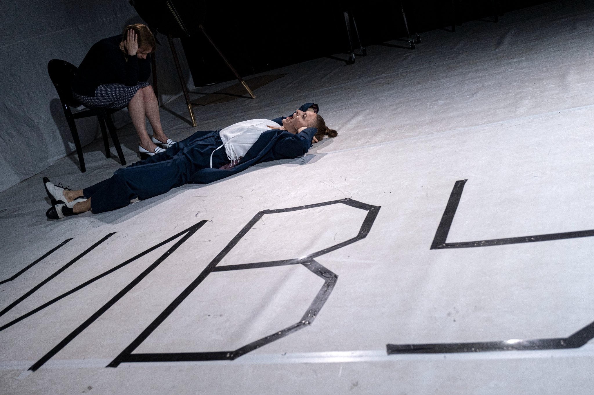 Skats no izrādes “Dzīve kara laikā” (rež. Uļa Kijaka) // Foto – Wojtek Szabelski