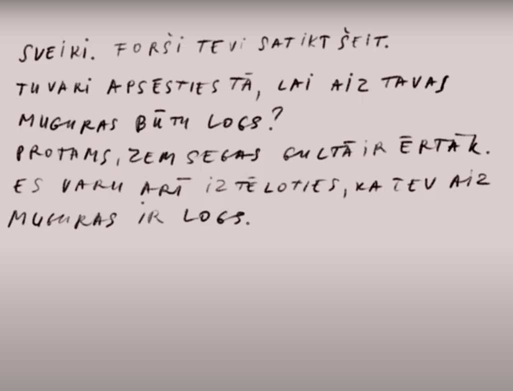 Ekrānšāviņš no Ievas Kauliņas izrādes-instrukcijas “Lūdzu, piesēdiet!”.