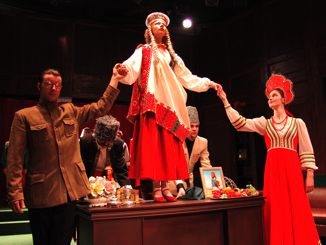 Raiņa luga „Krauklītis” Valmieras Drāmas teātrī 2004. gadā (rež. – Māra Ķimele). Centrā: Inga Alsiņa – Magones lomā // Foto – Mārtiņš Vilkārsis