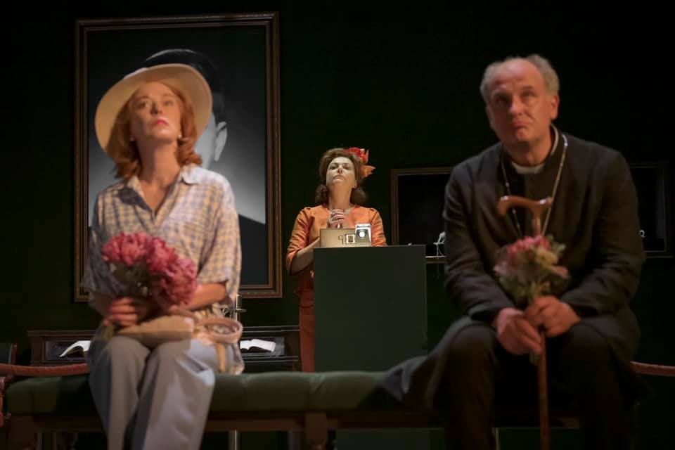 No kreisās: Agate Hoklāva – Elita Kļaviņa, Herieta Bīda – Baiba Broka, Henrijs Hoklāvs – Andris Keišs // Foto – Mārtiņš Vilkārsis