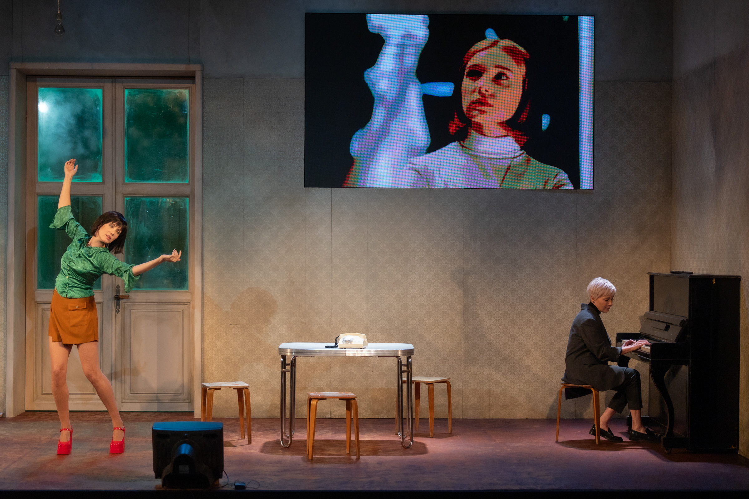 Jaja – Kristīne Krūze, Rita – Čulpana Hamatova // Foto – Jānis Deinats