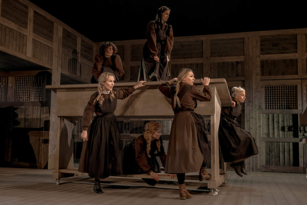 Skats no DT izrādes 