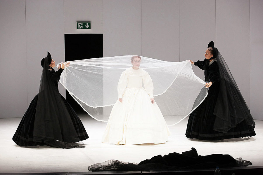 Skats no M. Čehova Rīgas Krievu teātra izrādes 