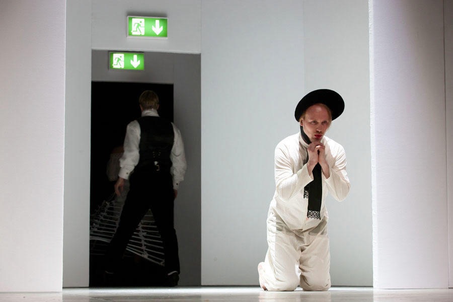 Aktieris Aleksandrs Maļikovs izrādē 