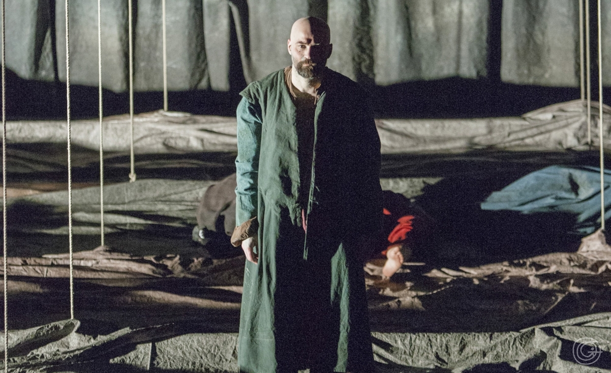 Skats no Roberto Bači izrādes 