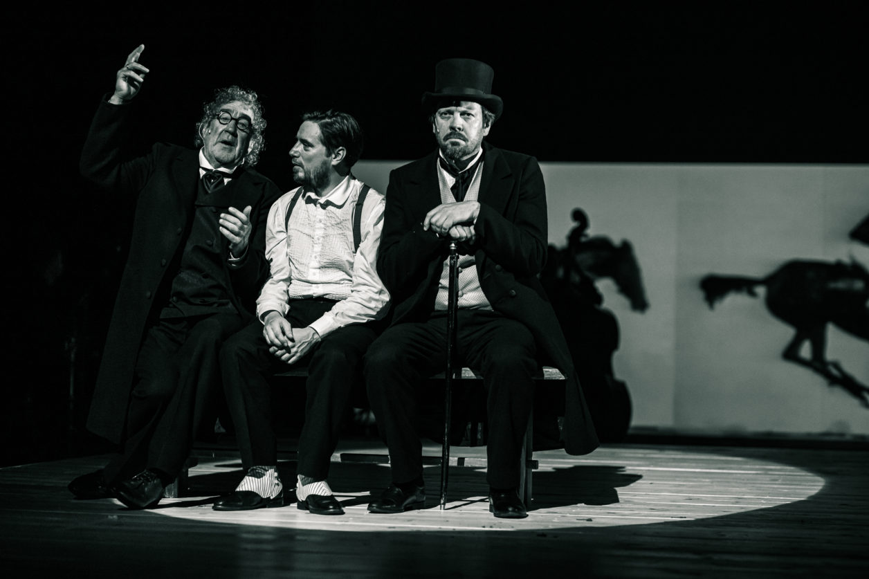 Skats no Igaunijas Drāmas teātra izrādes 