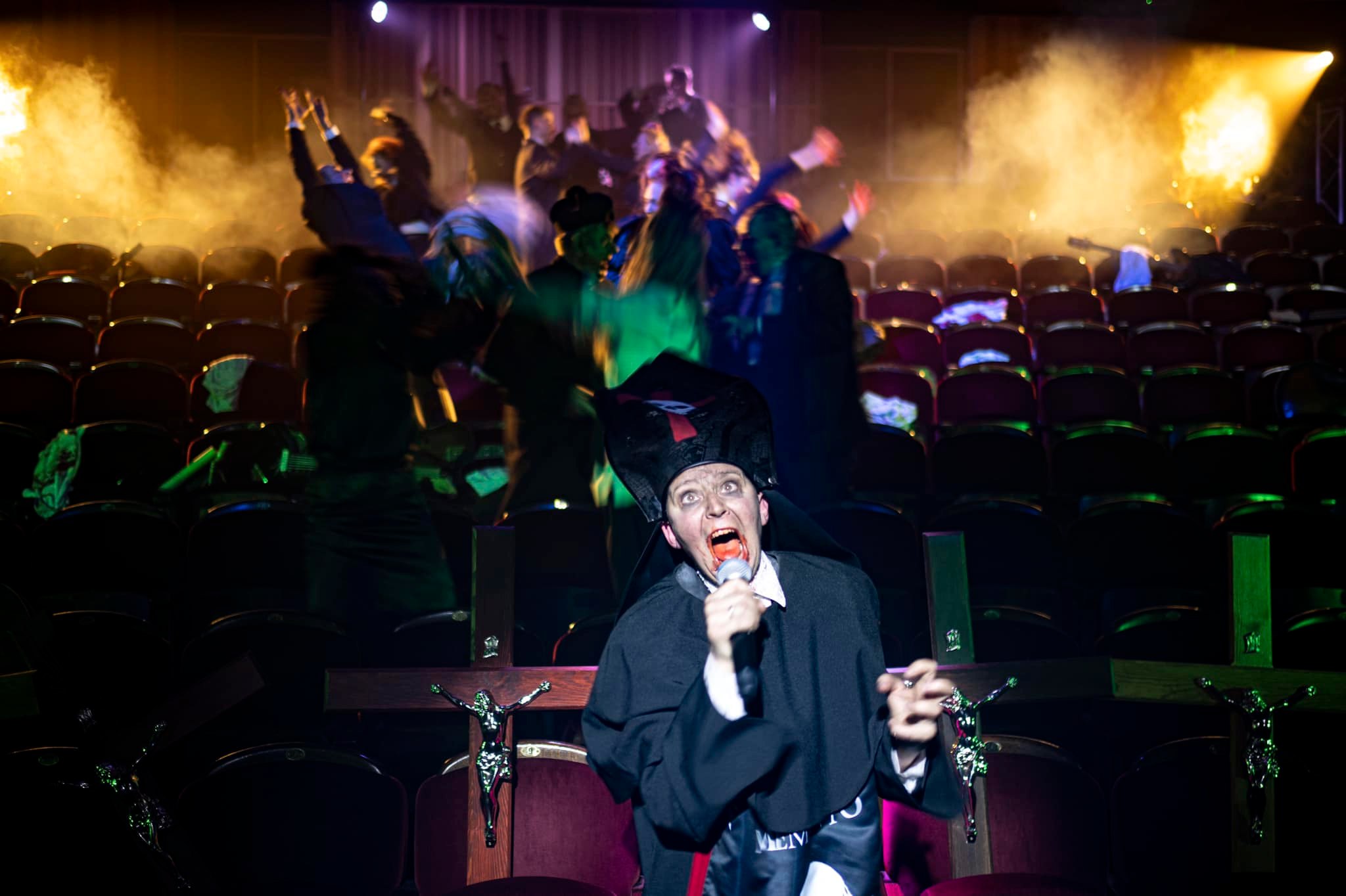 Skats no Stefana Žeromska vārdā nosauktā Kielces teātra izrādes “Bet kopā ar mūsu mirušajiem” (rež. Marcins Libers).// Foto – Natalia Kabanow