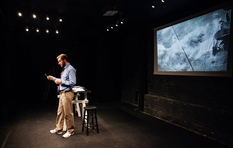 Toms Liepājnieks izrādē 