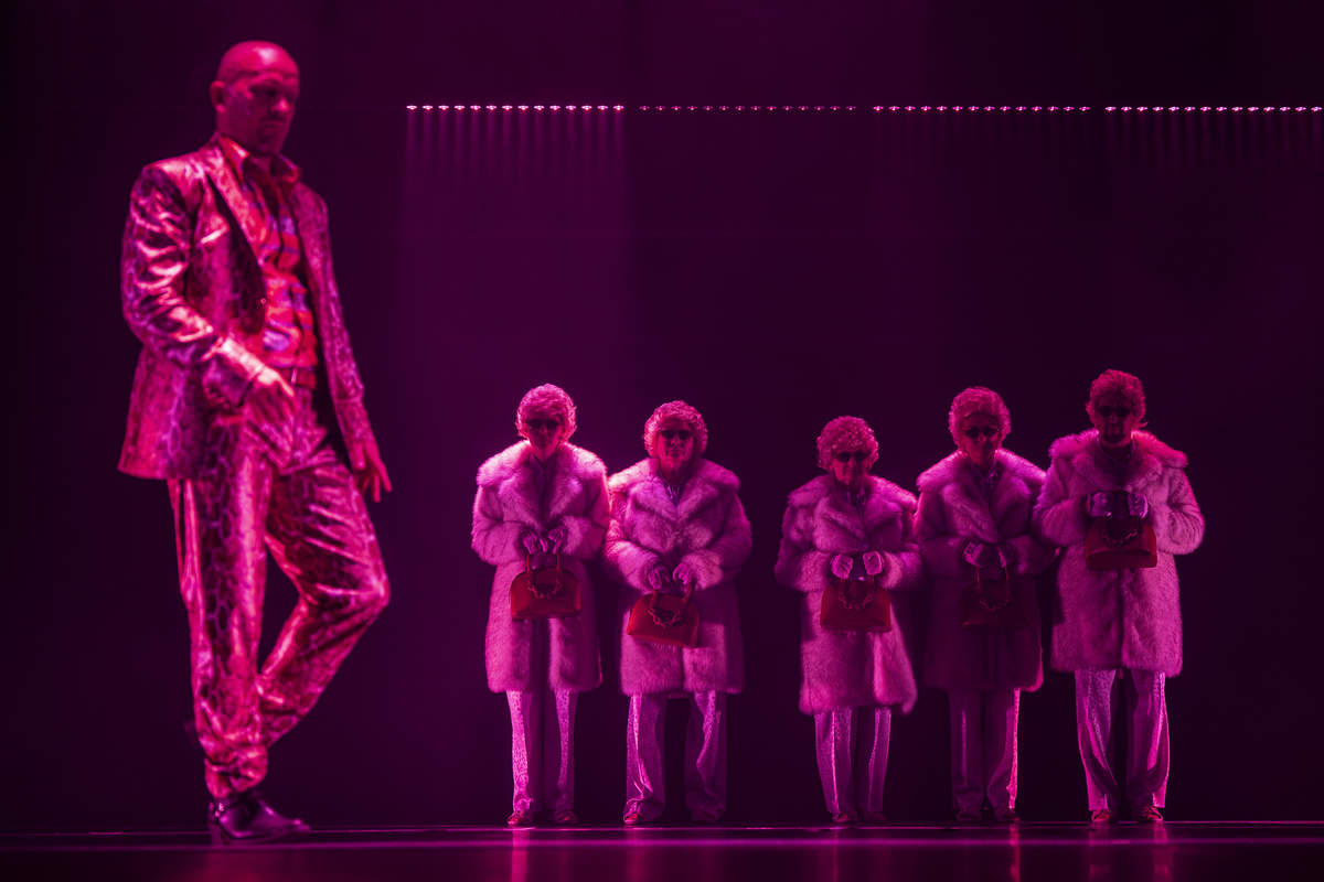 Skats no DT izrādes 