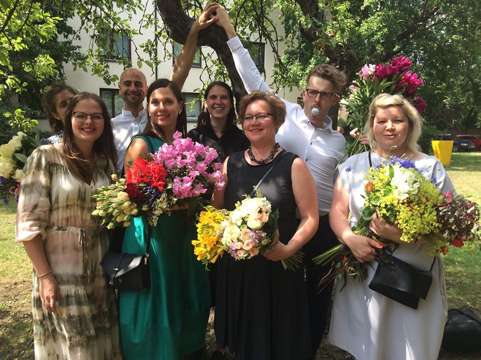 LKA Teātra mākslas maģistrantūras absolventi (2019). Priekšplānā: Diāna Kaijaka, Ieva Džindža, Zane Kreicberga, Liena Šmukste; otrajā rindā no kreisās: Pamela Butāne, Rūdolfs Gediņš, Juta Ance Romberga, Reinis Boters // Foto no personīgā arhīva