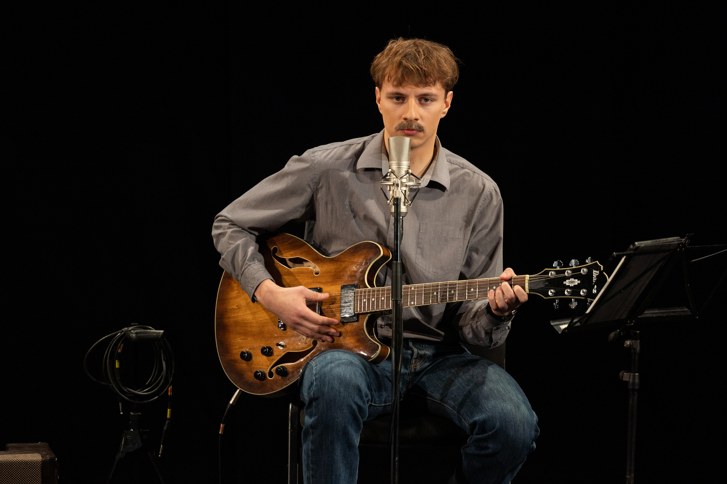 Ritvars Logins izrādē 