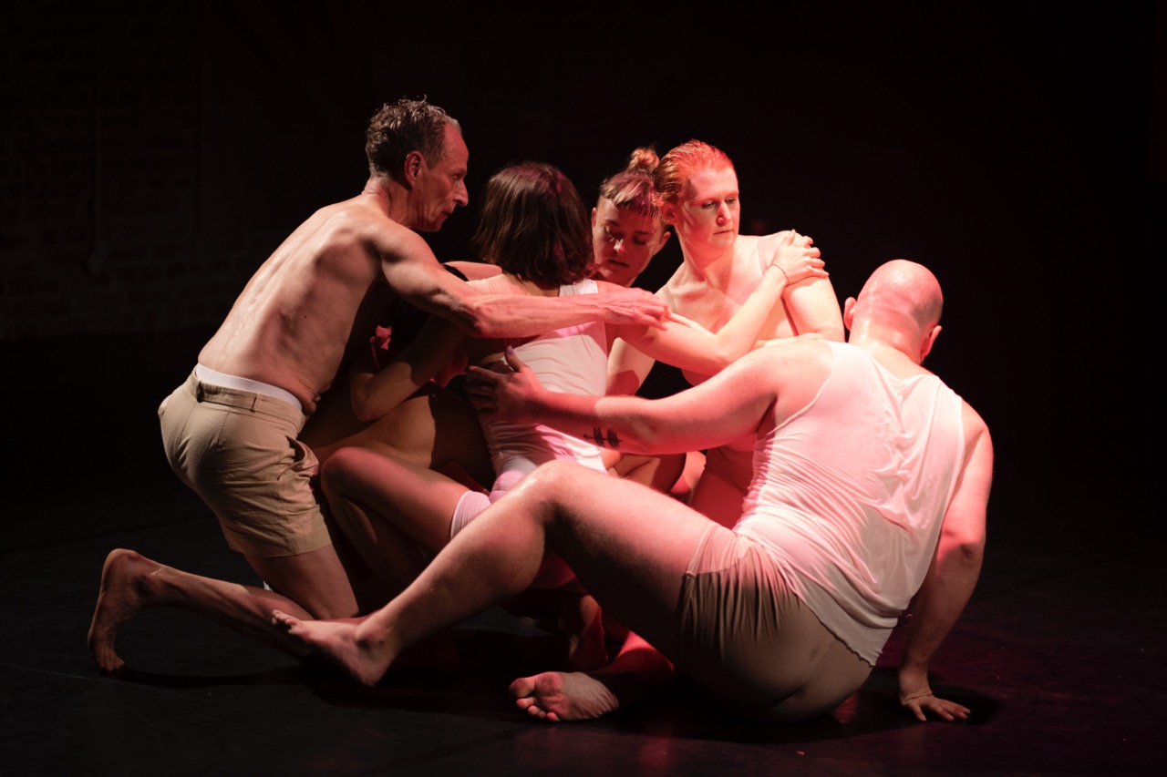 Skats no laikmetīgās dejas izrādes “Lustopia” (producenti “LowAir”/ 