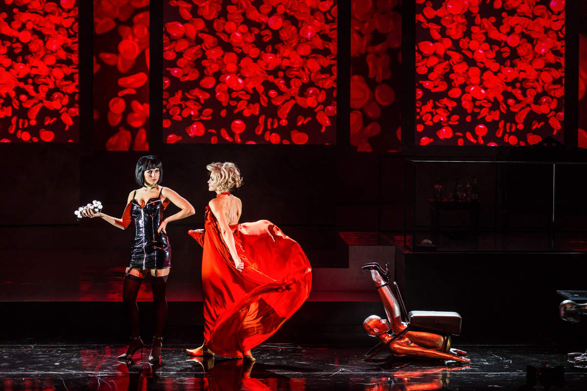 Noslēpumaina sieviete – Lelde Dreimane, Lulū – Ilze Ķuzule-Skrastiņa // Foto – Jānis Deinats