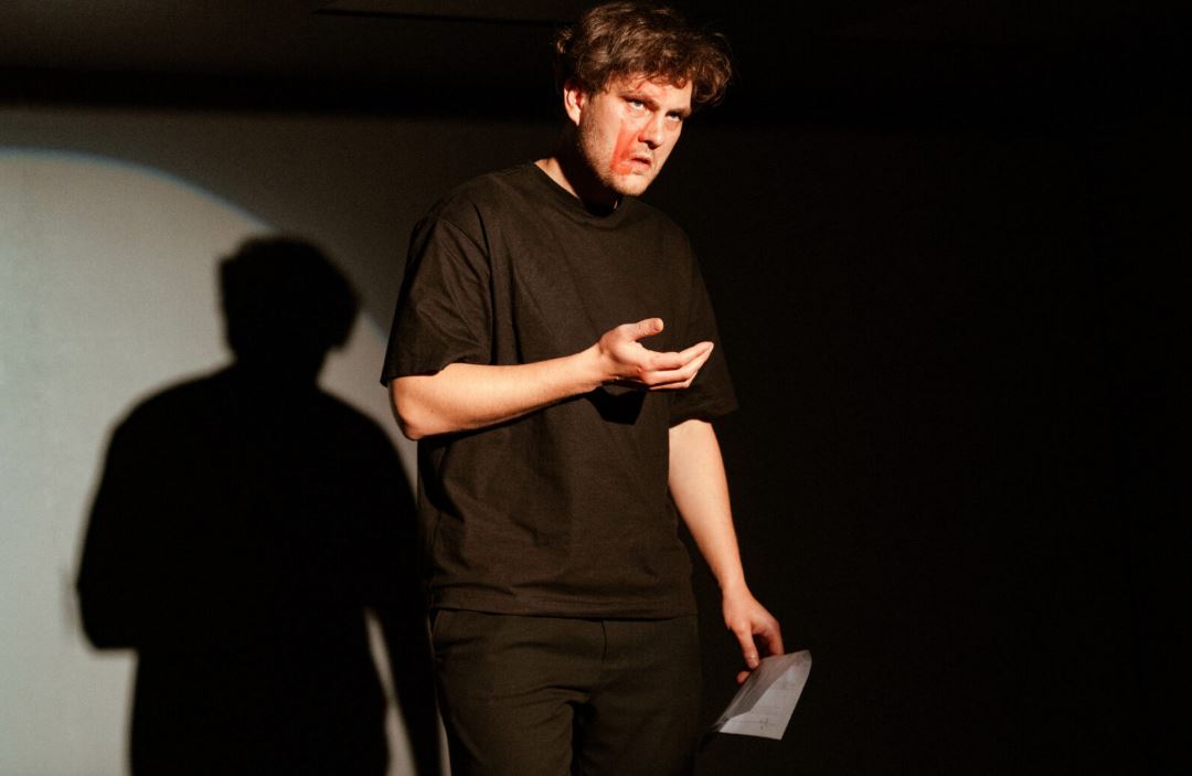 Aktieris Matīss Budovskis izrādē 