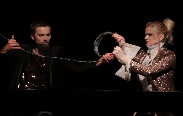 Kārlis Neimanis un Inga Apine izrādē 