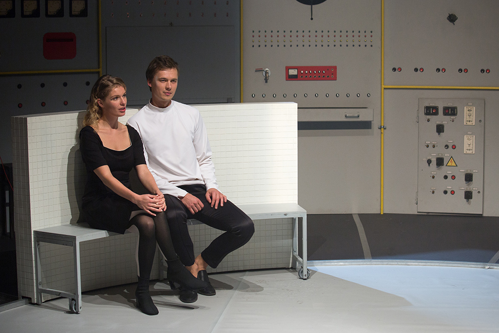 Elīna Hanzena - Elvīra Haklova, Mārtiņš Meiers - Jevdokimovs izrādē 