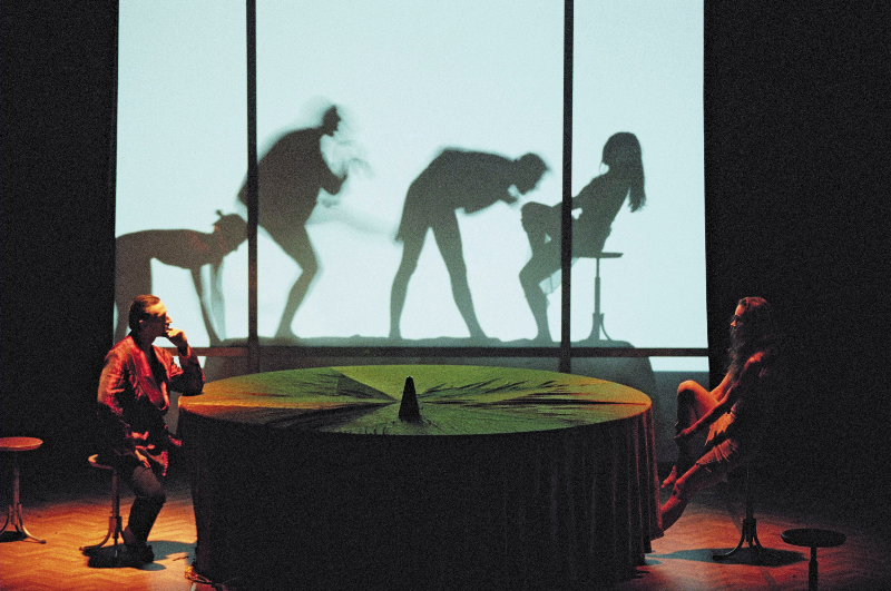 Skats no Oskara Koršunova izrādes 