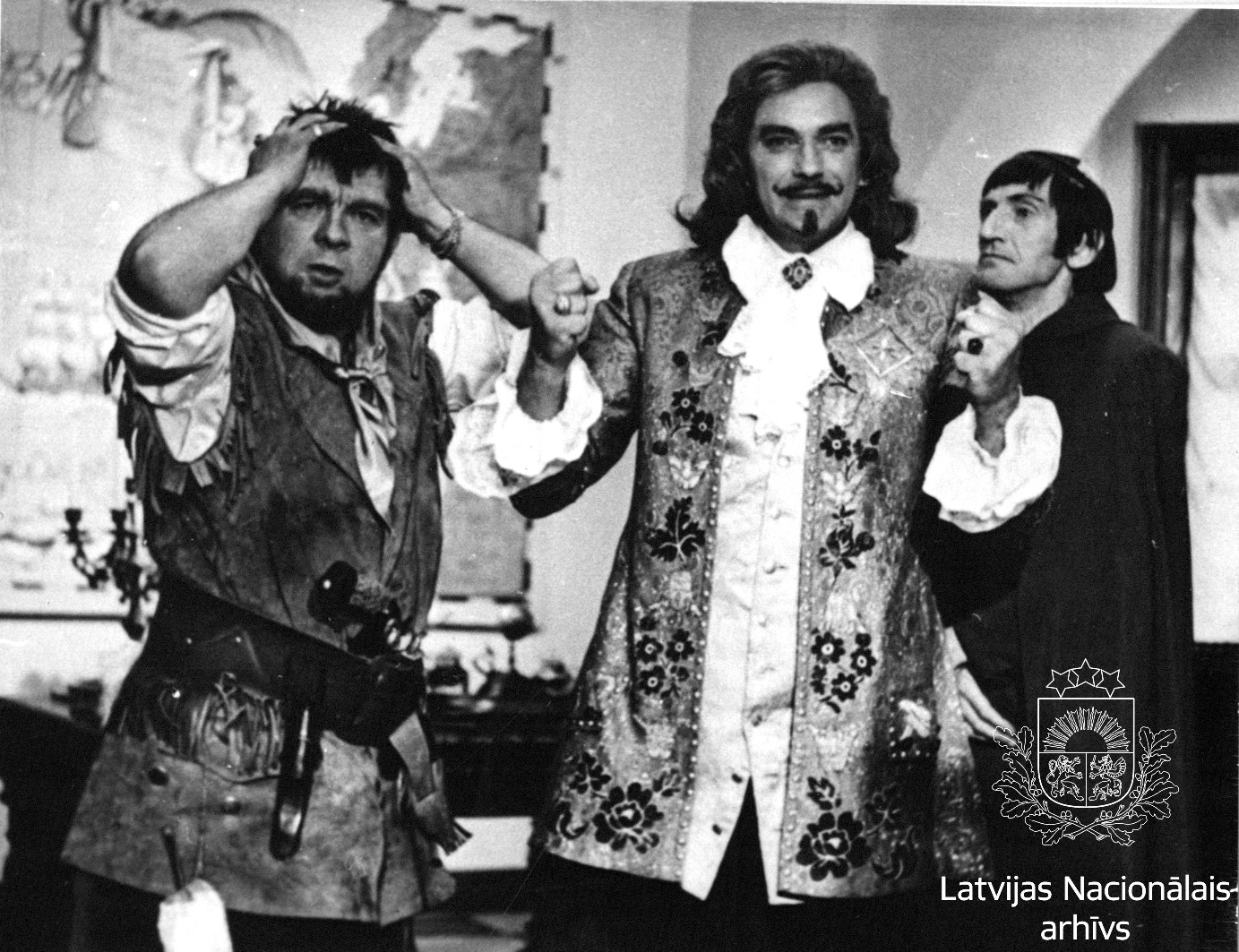 Eduards Pāvuls - Hāgens, Gunārs Cilinskis - hercogs, Valentīns Skulme - svētais tēvs spēlfilmā “Melnā vēža spīlēs” (1975) // Foto - Latvijas Valsts kinofotofonodokumentu arhīvs