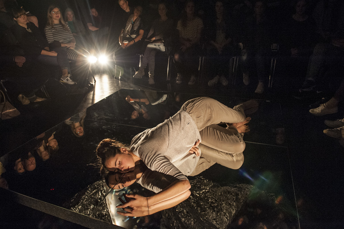 Skats no dejas izrādes 