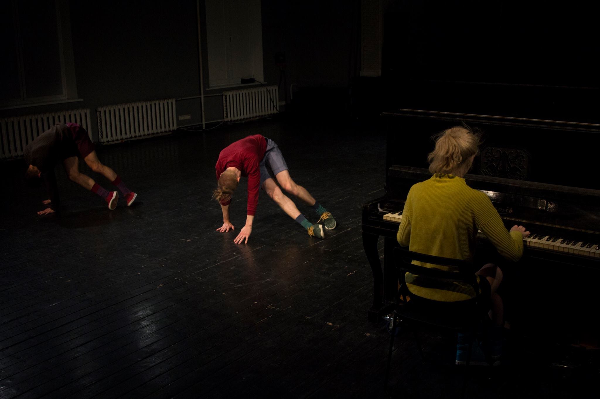 Skats no laikmetīgās dejas izrādes 