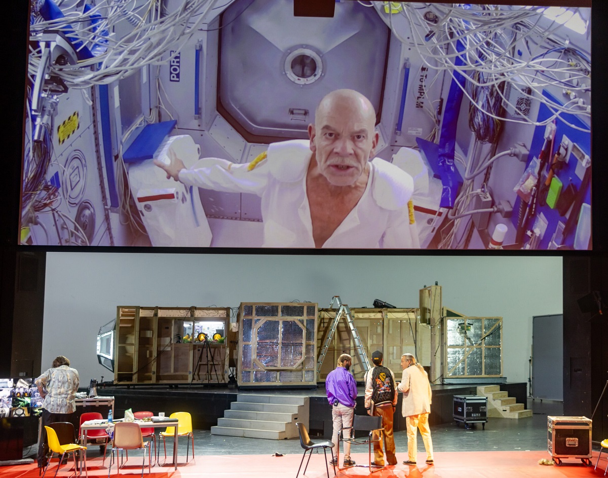 Skats no Berlīnes Volksbühne izrādes “Metode”. Augšpusē: Mārvins – Martins Vutke // Foto – Luna Zscharnt