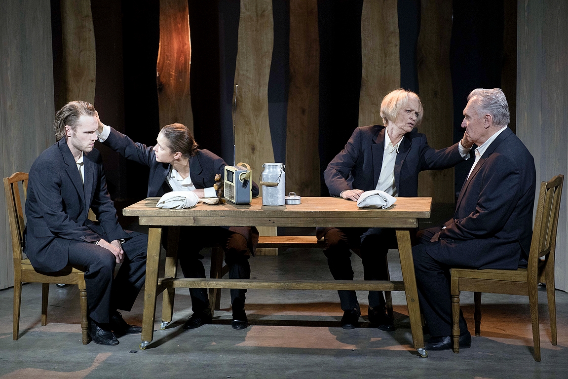 Skats no NT izrādes 