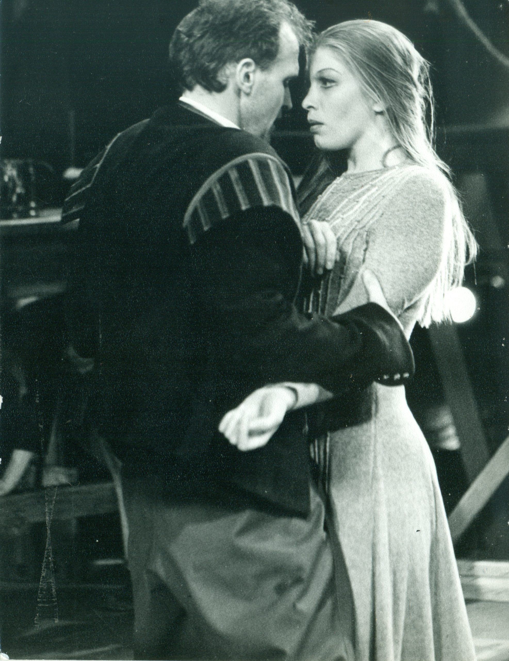 Māras Ķimeles iestudējums Latvijas Nacionālajā teātrī 1996. gadā. Maija - Daiga Gaismiņa, Jakubovskis - Ivars Puga // Foto - Andris Vītiņš