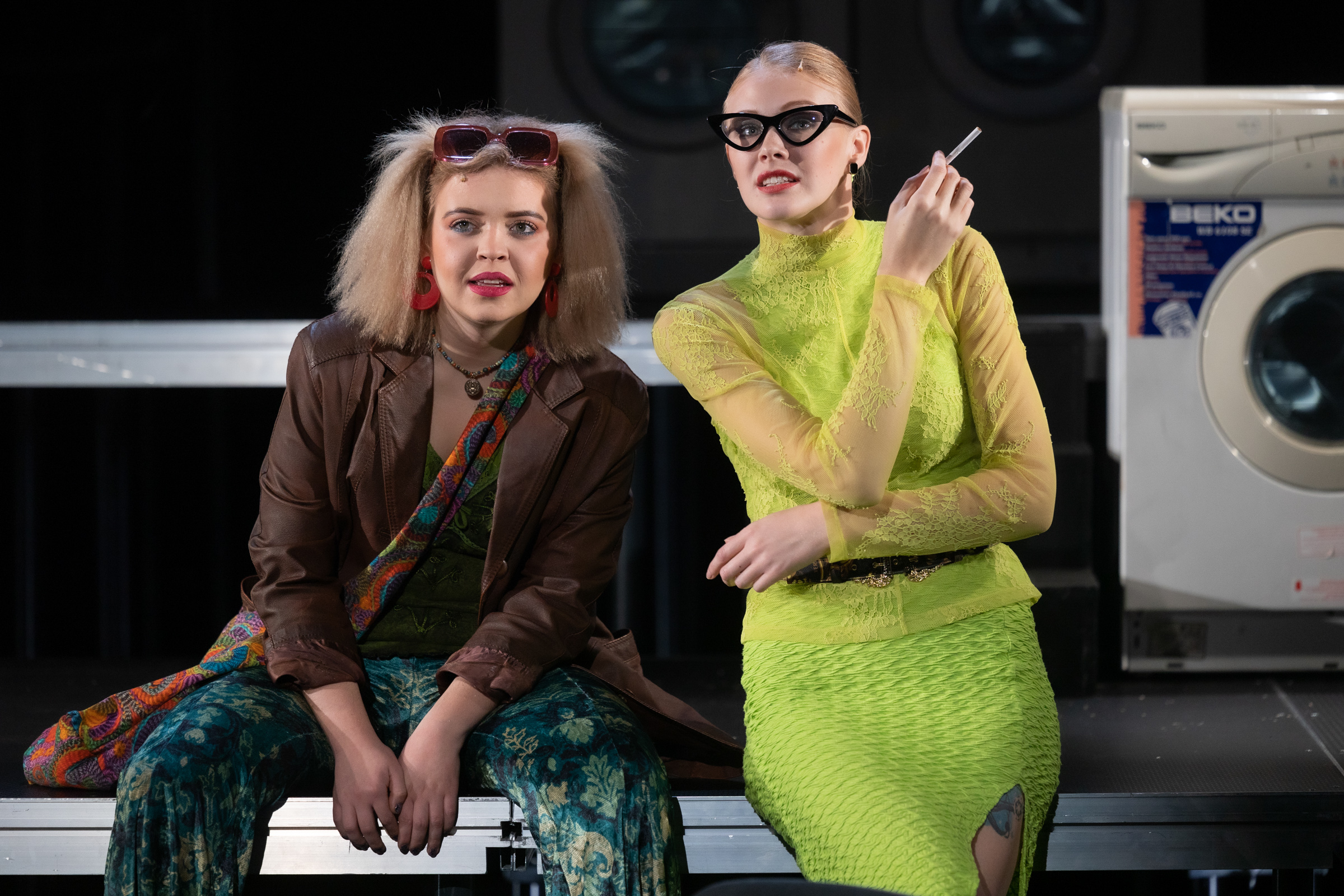 Sabīne Tīkmane – Terēze, Lolita Stūrmane – Alise JRT izrādē 