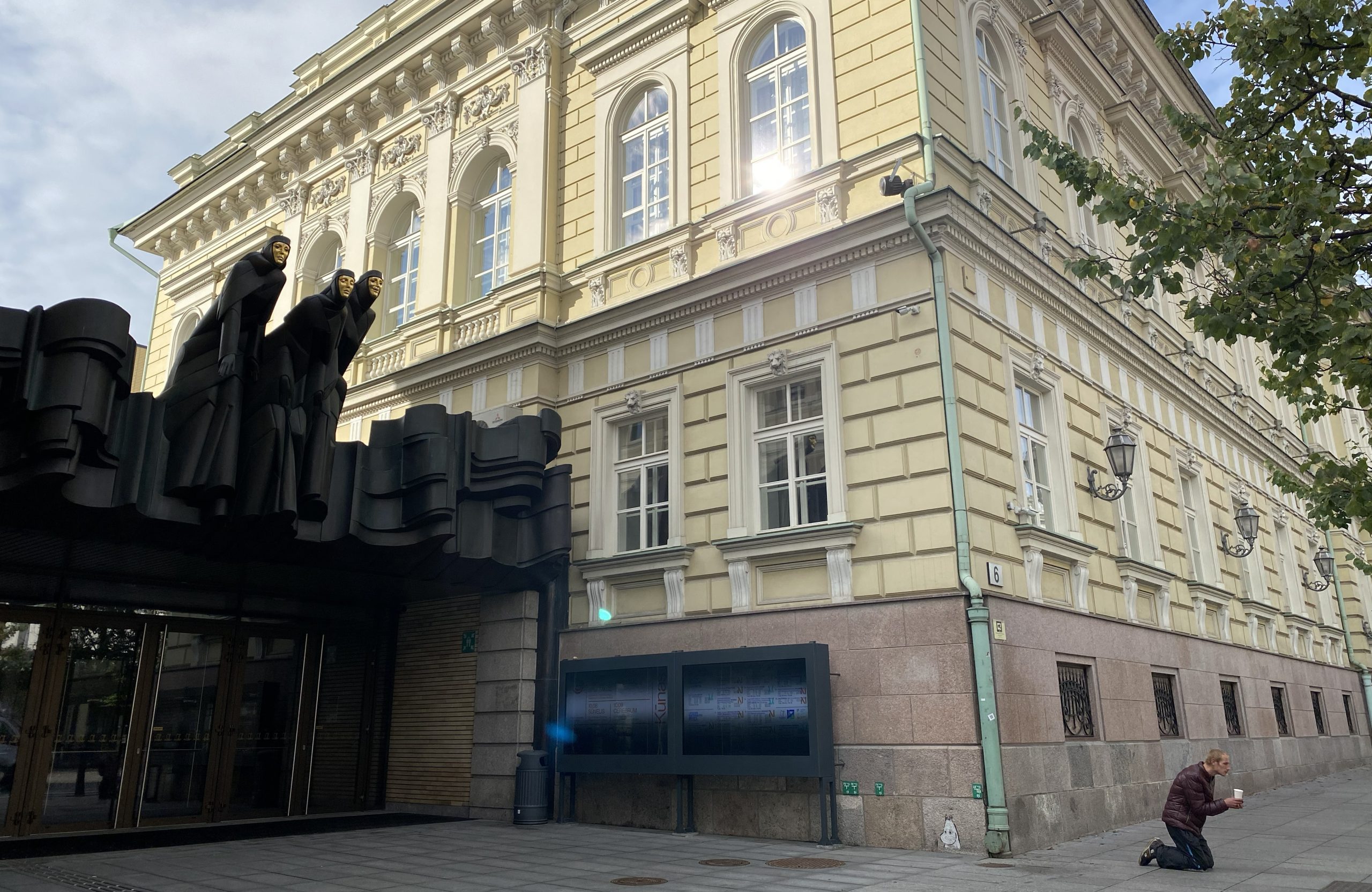 Mūzas un mūzis pie Lietuvas Nacionālā Drāmas teātra ieejas // Autora foto