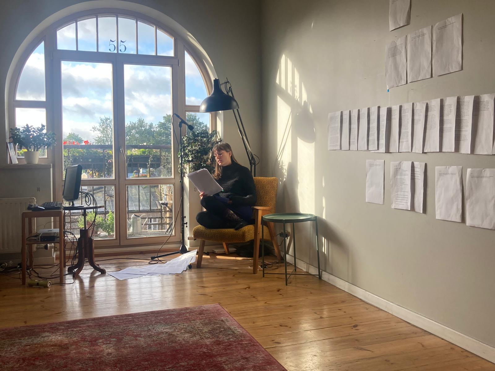 Skats no izrādes “Lietisko pierādījumu muzejs