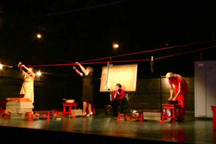 Skats no Valda Lūriņa izrādes „Naktssargs un veļas mazgātāja” (2014) // Foto – Linda Lagzdiņa