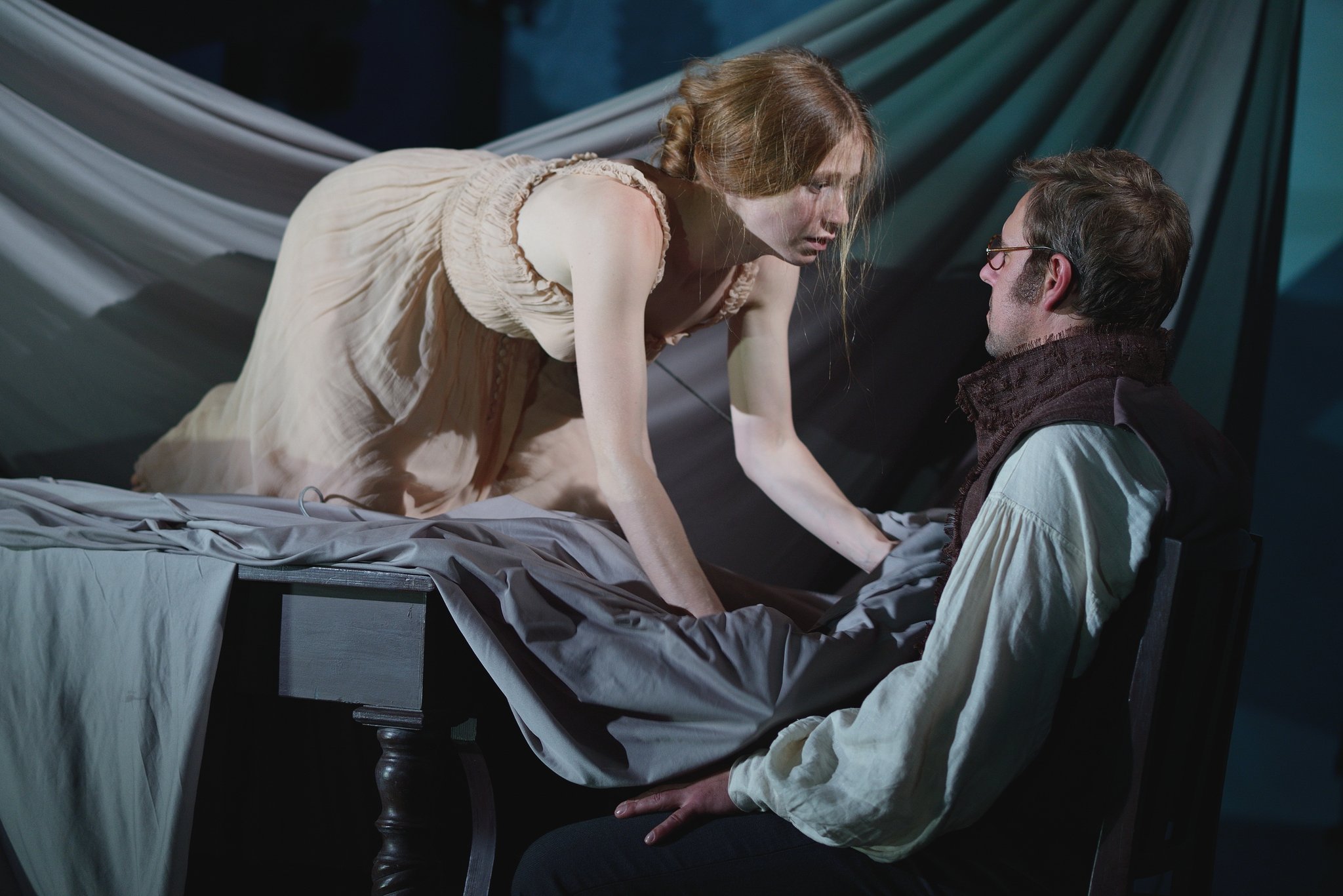 Skats no izrādes “Naži vistās” (rež. Inga Tropa, LNT) // Foto – Margarita Germane