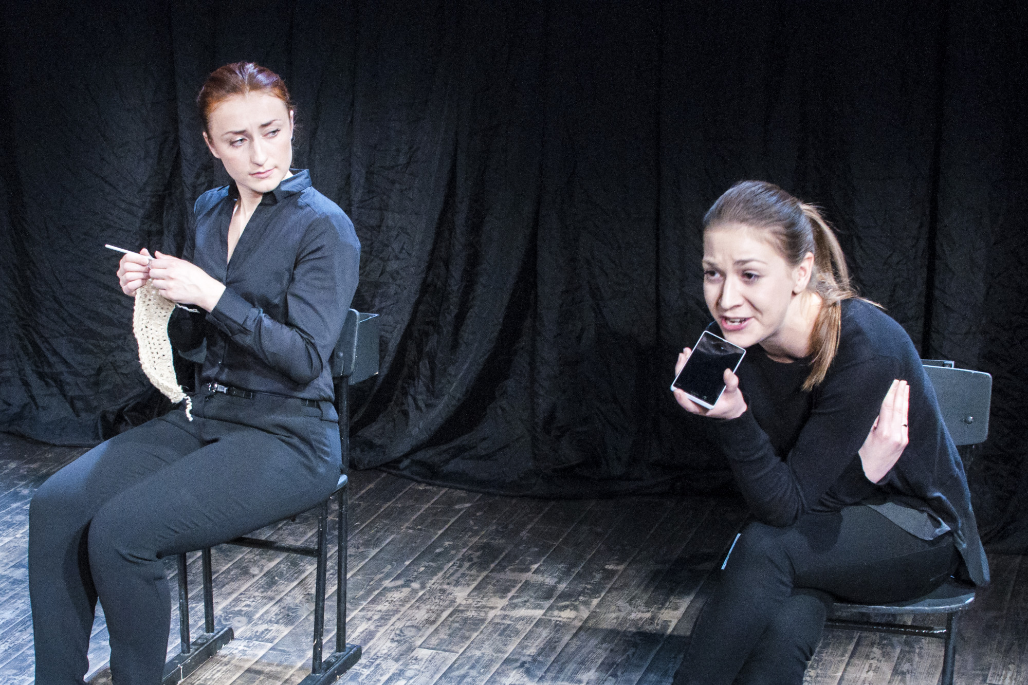 Jana Ļisova un Anastasija Rekuta-Džordževiča izrādē 