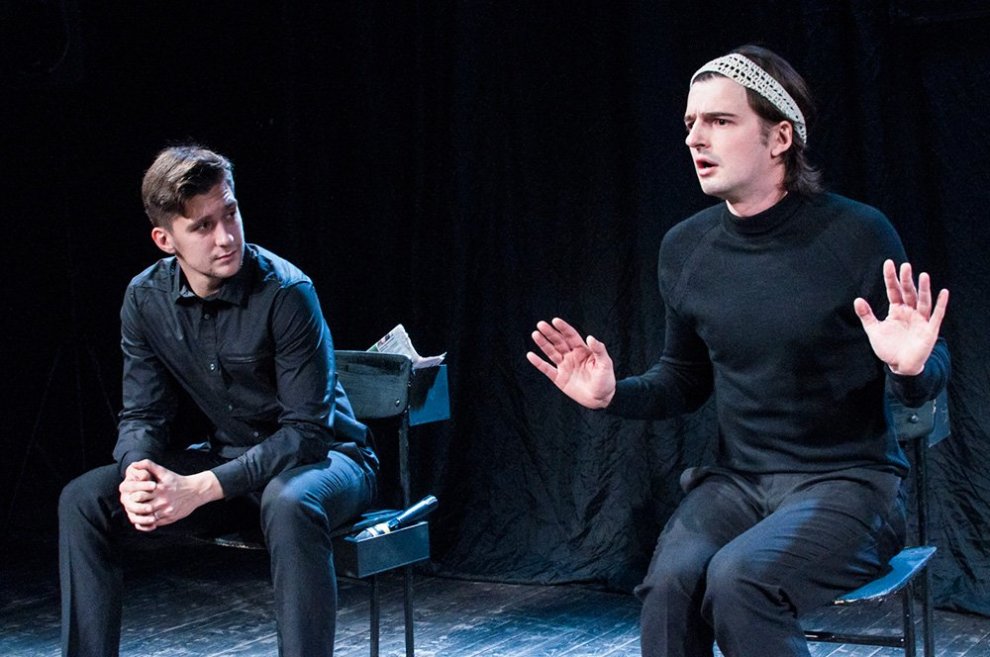 Ņikita Voroņins un Artūrs Trukšs izrādē 