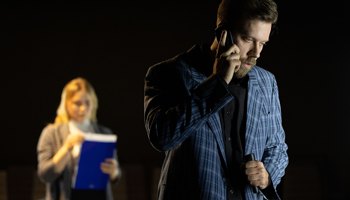 Skats no Jūrmalas teātra izrādes “Oleanna” // Publicitātes foto