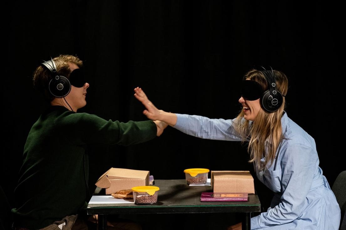 Oskars Florencs Vīksne un Lauma Balode izrādē 