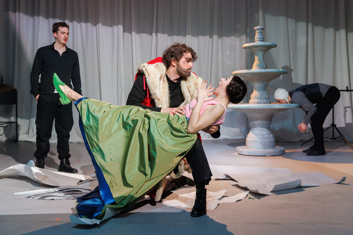 Priekšplānā: Džovanni Malatesta – Meinards Liepiņš, Frančeska da Polenta – Ieva Estere Barkāne // Foto – Matīss Markovskis