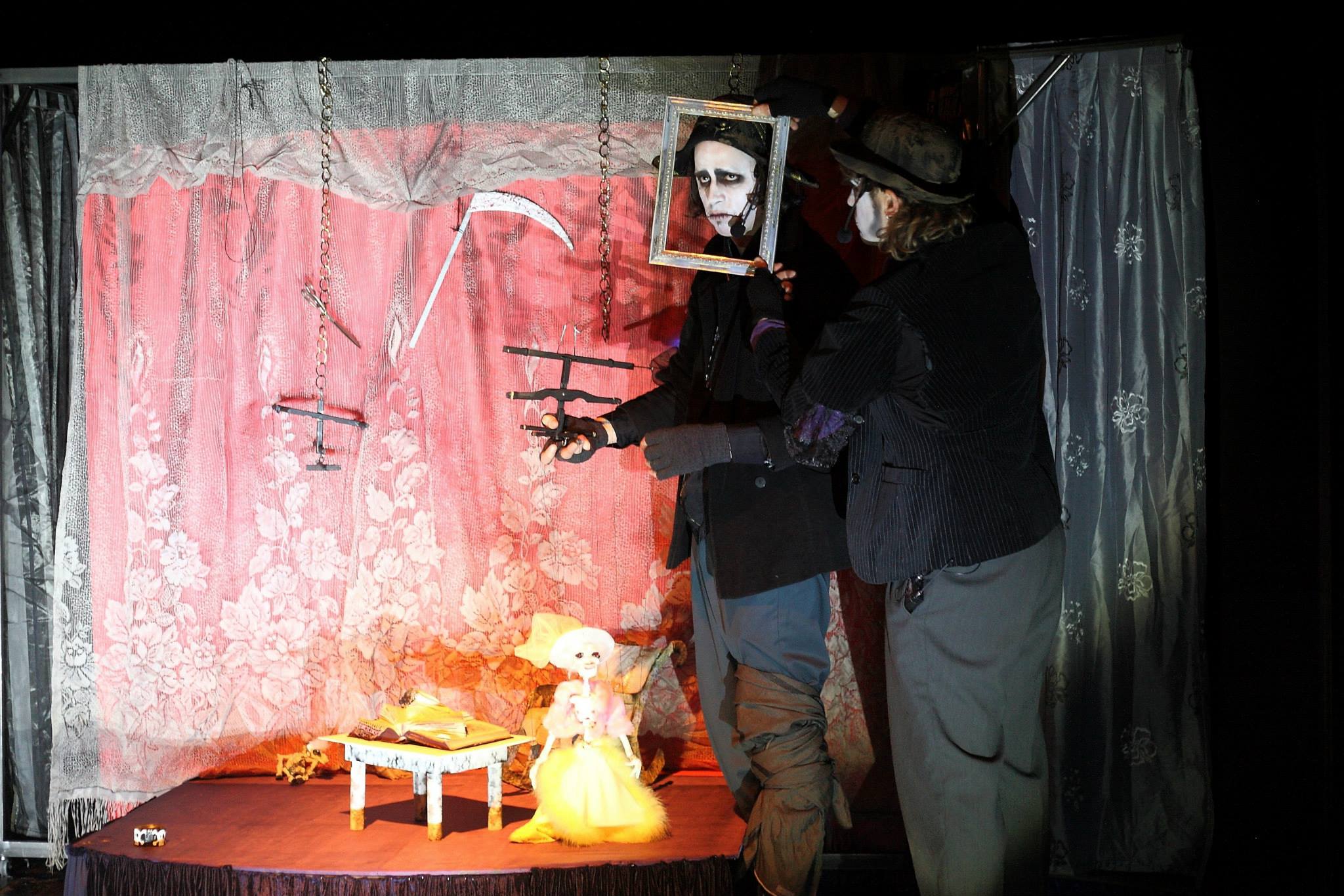 Skats no Ģertrūdes ielas teātra izrādes 