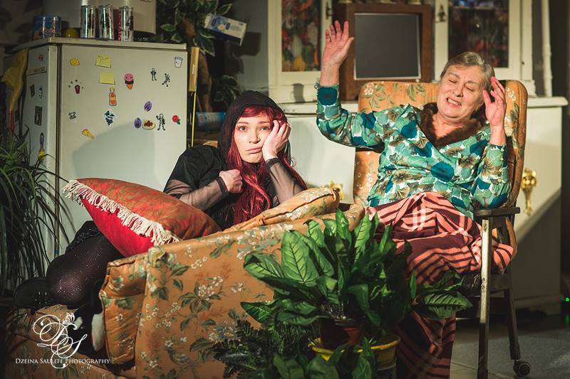 Jeļena Ņetjosina – Meitene, Vera Hramņikova – Vecenīte izrādē