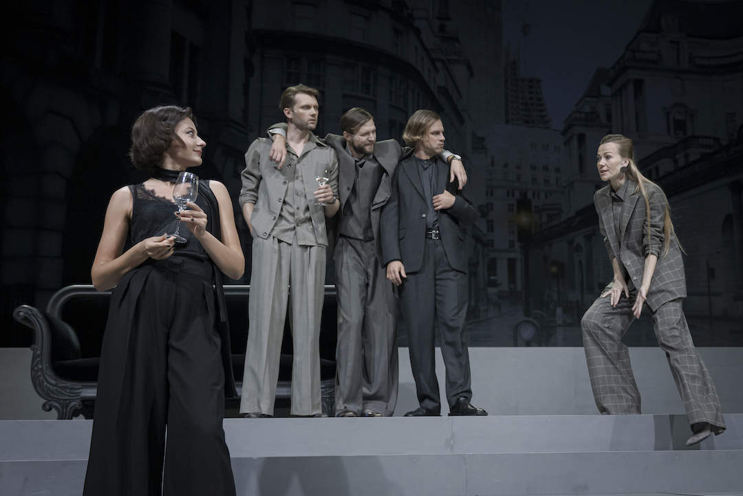 Skats no DT izrādes 