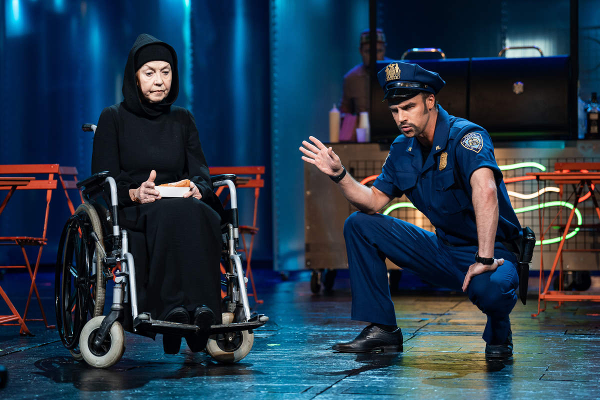 Henrieta Iskariota – Lilita Ozoliņa, prokurors Jusefs Elfajumi – Kaspars Dumburs // Foto – Mārcis Baltskars