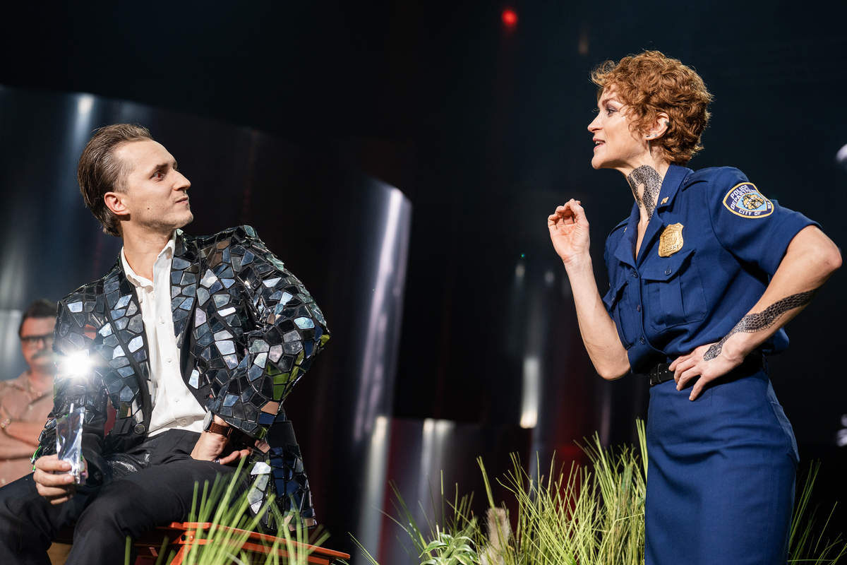 Sātans – Niklāvs Kurpnieks, advokāte Fabiana Aziza Kaninghema – Ilze Ķuzule-Skrastiņa // Foto – Mārcis Baltskars