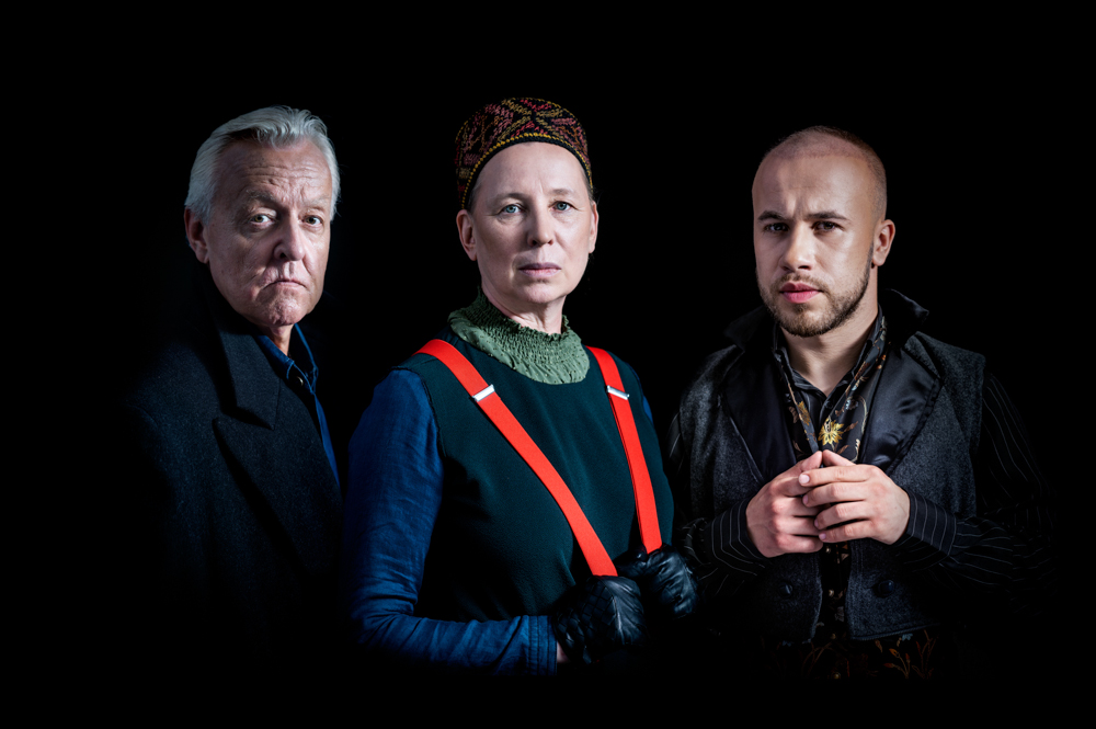 Igauņu režisora Prīta Pedajasa izrādes “Suns un pērtiķis” reklāmas foto // Foto – Dmitrijs Matvejevs