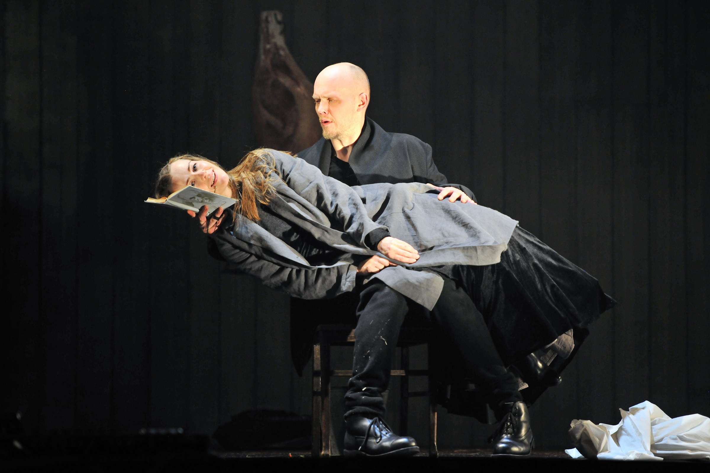 Skats no Nacionālā teātra izrādes 